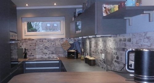 Küchenstudio Ein Bild einer Küche mit grauen Wänden und Arbeitsplatten. Hinzufügen des Schlüsselworts „Referenzen“, um anzugeben, dass dieses Bild als Referenz in Innenarchitekturprojekten verwendet werden kann.