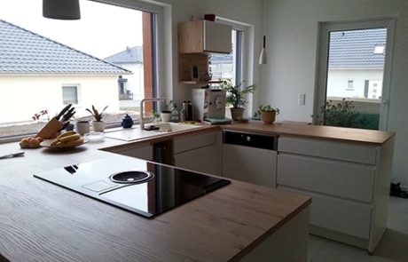 Küchenstudio Referenzen: Eine Küche mit einer rustikalen Holzarbeitsplatte.