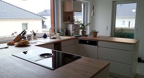 Küchenstudio Referenzen: Eine Küche mit einer rustikalen Holzarbeitsplatte.