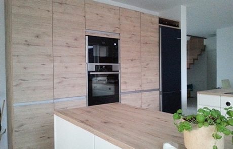 Küchenstudio Referenzen: Eine Küche mit Holzschränken und einer Holzarbeitsplatte bietet eine warme und einladende Atmosphäre. Die natürliche Schönheit des Holzes verleiht dem Raum ein Element der Eleganz und schafft ein zeitloses Design