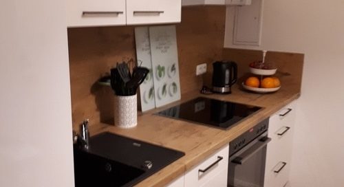 Küchenstudio Eine kleine Küche mit Herd und Spüle soll als Referenz dienen.