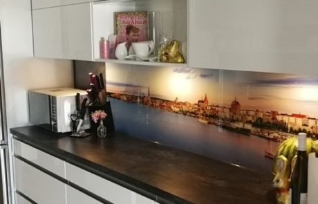 Küchenstudio Eine Küche mit atemberaubendem Blick auf die Skyline der Stadt.