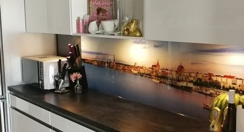 Küchenstudio Eine Küche mit atemberaubendem Blick auf die Skyline der Stadt.