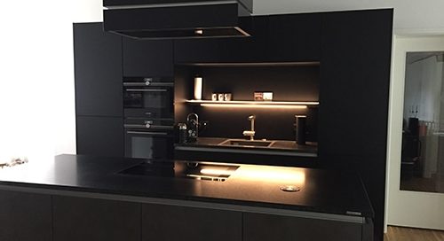 Küchenstudio Eine Küche mit Referenzen-Schränken und einer Referenzen-Insel.