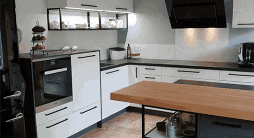 Küchenstudio Referenzen: Eine einfarbige Küche mit einer Arbeitsplatte aus Holz.