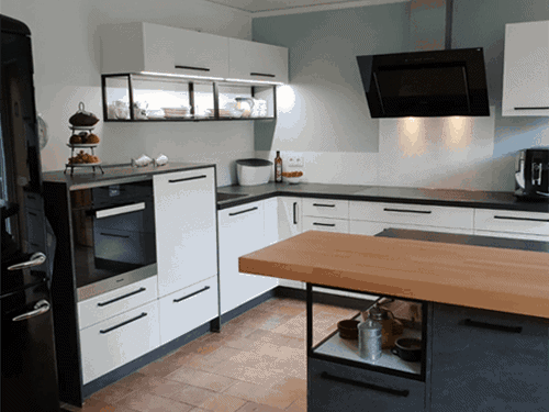 Küchenstudio Referenzen: Eine einfarbige Küche mit einer Arbeitsplatte aus Holz.