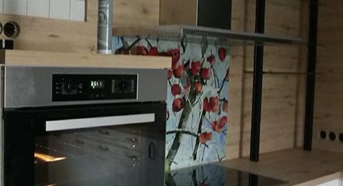 Küchenstudio Eine Referenzen-Küche mit Herd und Backofen.