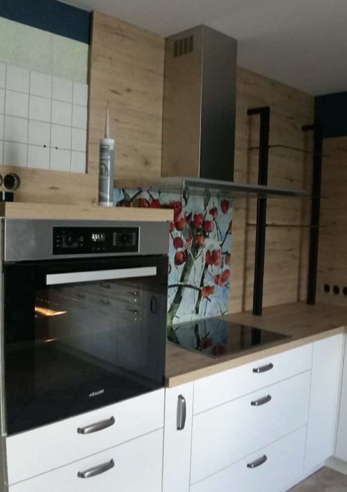 Küchenstudio Eine Referenzen-Küche mit Herd und Backofen.