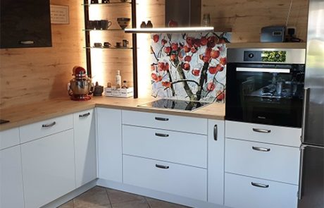 Küchenstudio Eine Küche mit weißen Schränken und einem Mikrowellenherd, perfekt für Ihre Referenzen zu Hause.