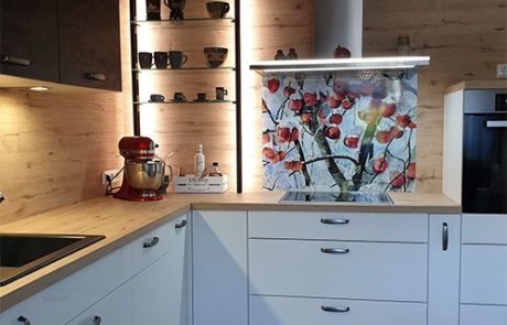 Küchenstudio Eine Küche mit weißen Schränken und einer Arbeitsplatte aus Holz.