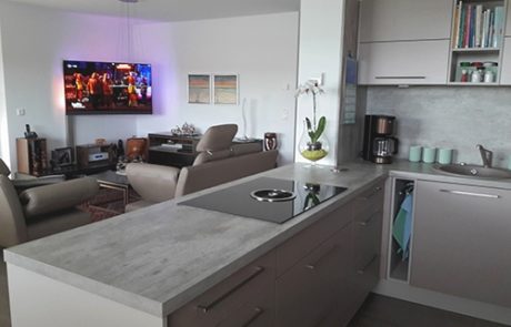 Küchenstudio Ein Wohnzimmer mit einem Flachbildfernseher.