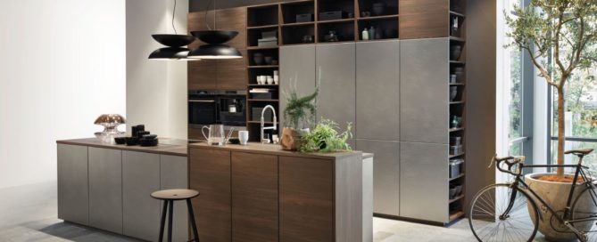 Küchenstudio Eine moderne Küche mit Holzschränken und einem Fahrrad.