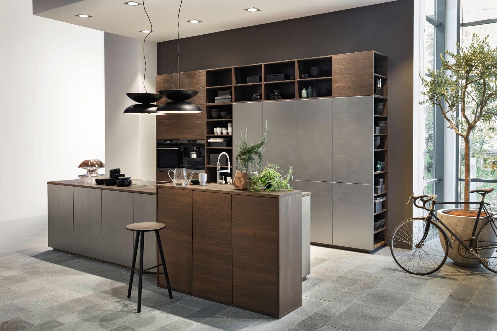 Küchenstudio Eine moderne Küche mit Holzschränken und einem Fahrrad. Küchenstudio Eine moderne Küche mit Holzschränken und einem Fahrrad.