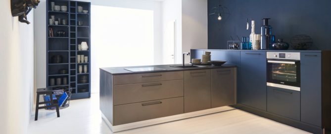 Küchenstudio Eine moderne Küche mit blauen Wänden und Holzböden.