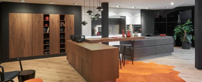 Küchenstudio Eine moderne Küche mit einem orangefarbenen Teppich.