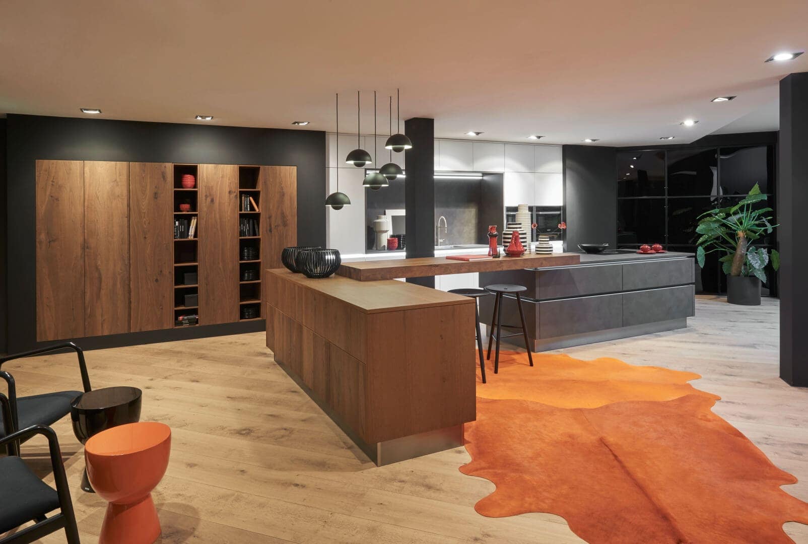 Küchenstudio Eine moderne Küche mit einem orangefarbenen Teppich.