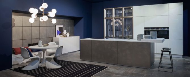 Küchenstudio Eine moderne Küche mit blauen Wänden und einem Esstisch.