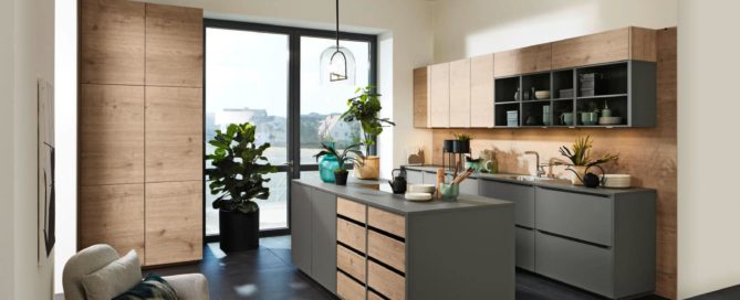 Küchenstudio Eine moderne Küche mit Holzschränken und einem großen Fenster.