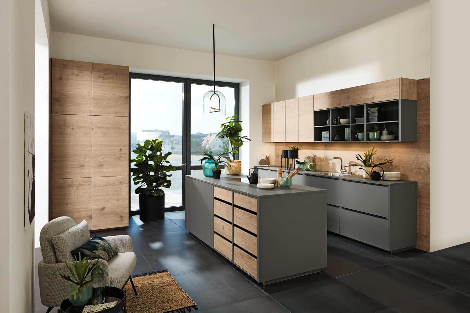 Küchenstudio Eine moderne Küche mit Holzschränken und einem großen Fenster. Küchenstudio Eine moderne Küche mit Holzschränken und einem großen Fenster.