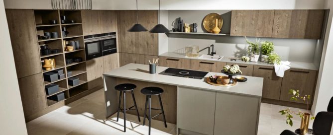 Küchenstudio Eine moderne Küche mit Holzschränken und Hockern.