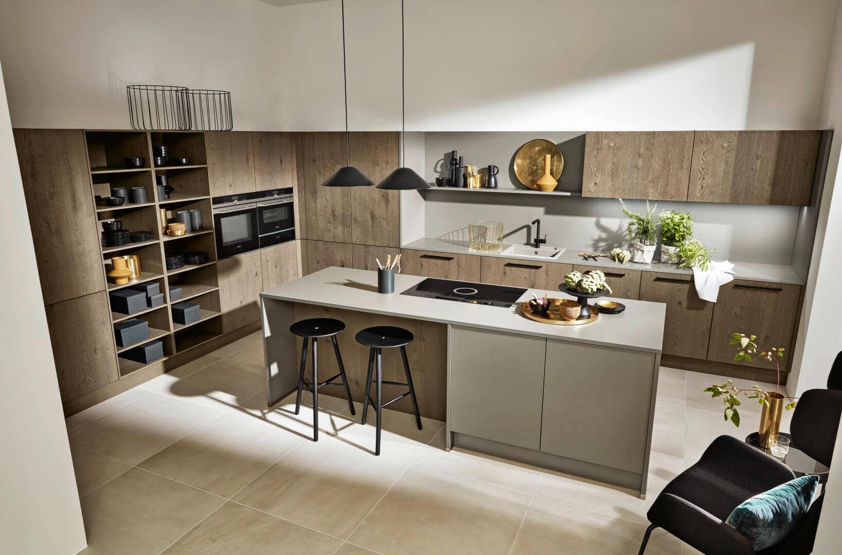Küchenstudio Eine moderne Küche mit Holzschränken und Hockern.
