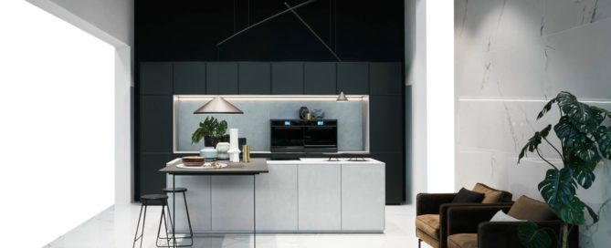 Küchenstudio Eine moderne Küche mit schwarz-weißen Wänden.