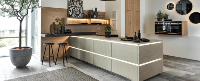 Küchenstudio Eine moderne Küche mit einer Arbeitsplatte aus Holz.