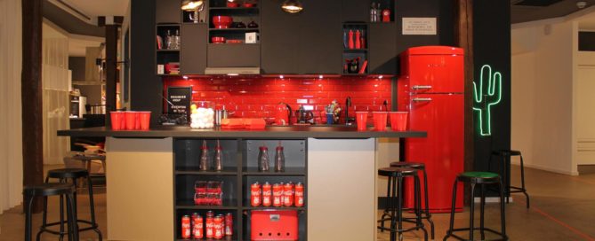 Küchenstudio Eine Bar mit Hockern und einem Kühlschrank.