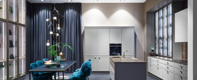Küchenstudio Eine moderne Küche mit Esstisch und Stühlen.