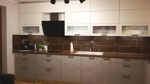 Küchenstudio Eine Küche mit weißen Schränken und Holzböden. Küchenstudio Eine Küche mit weißen Schränken und Holzböden.