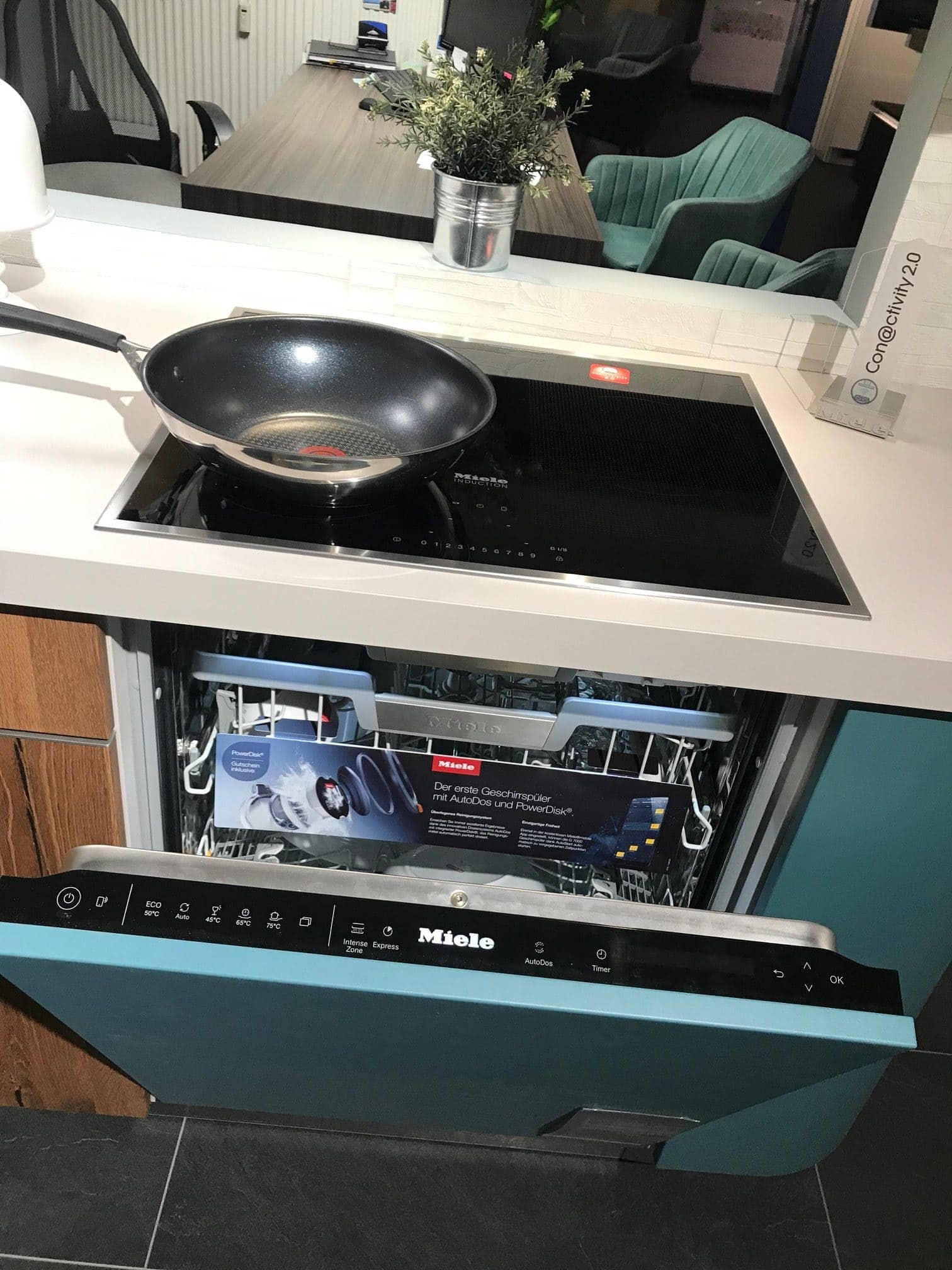 Küchenstudio Abverkauf: Eine blaue Spülmaschine mit Bratpfanne darin gibt es im Aktions-Abverkauf zu reduzierten Preisen.