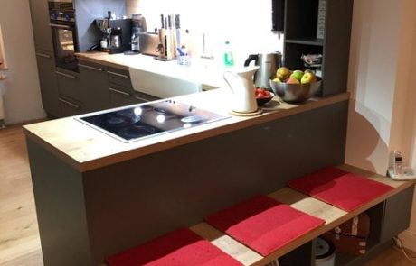 Küchenstudio Eine Küche mit Bank, Spüle und Referenzen.