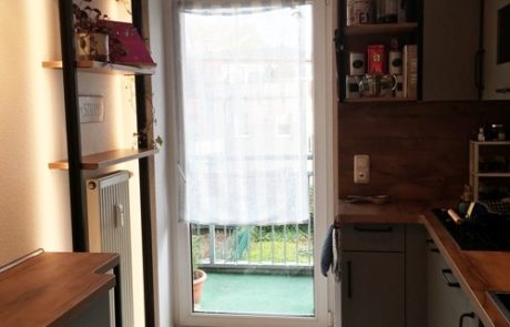 Küchenstudio Eine Küche mit Kühlschrank.