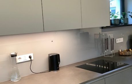 Küchenstudio Eine moderne Küche mit Geräten aus Edelstahl.