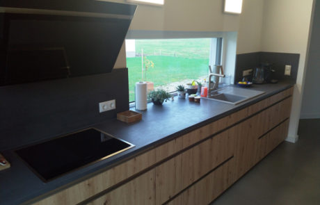 Küchenstudio Referenzen: Eine moderne Küche mit Spüle und Fenster.