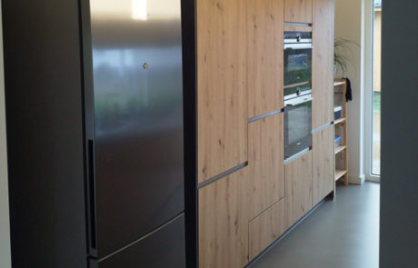 Küchenstudio Ein Referenzen-Kühlschrank in einer Küche.