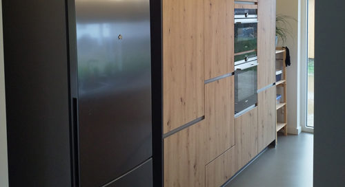 Küchenstudio Ein Referenzen-Kühlschrank in einer Küche.