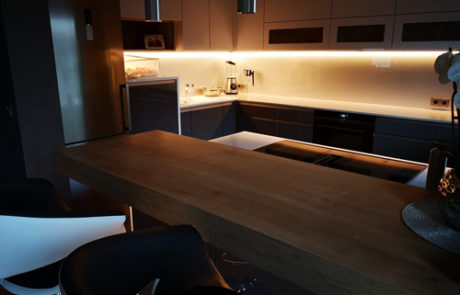 Küchenstudio Eine Küche mit einem Holztisch und Stühlen. Die Holzmöbel in dieser Küche verleihen dieser Küche Wärme und Charakter und schaffen eine gemütliche und einladende Atmosphäre.
