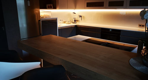 Küchenstudio Eine Küche mit einem Holztisch und Stühlen. Die Holzmöbel in dieser Küche verleihen dieser Küche Wärme und Charakter und schaffen eine gemütliche und einladende Atmosphäre.