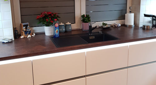 Küchenstudio Eine Küche mit Spüle und Fenster.