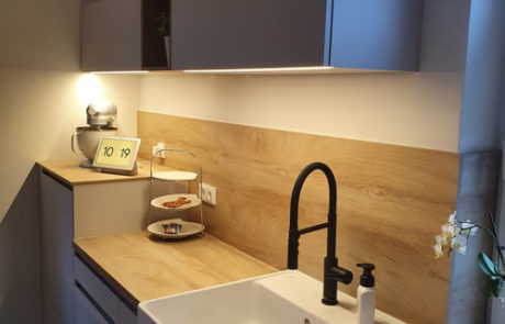 Küchenstudio Eine Küche mit Spüle und Arbeitsplatte aus Holz.