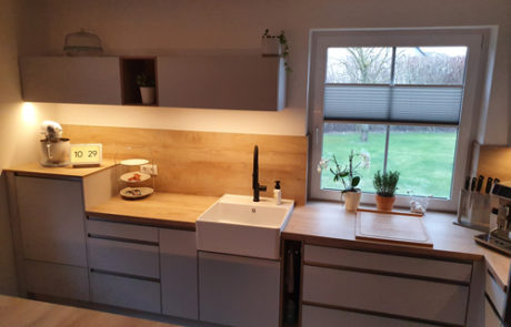 Küchenstudio Eine Küche mit Spüle und Fenster.