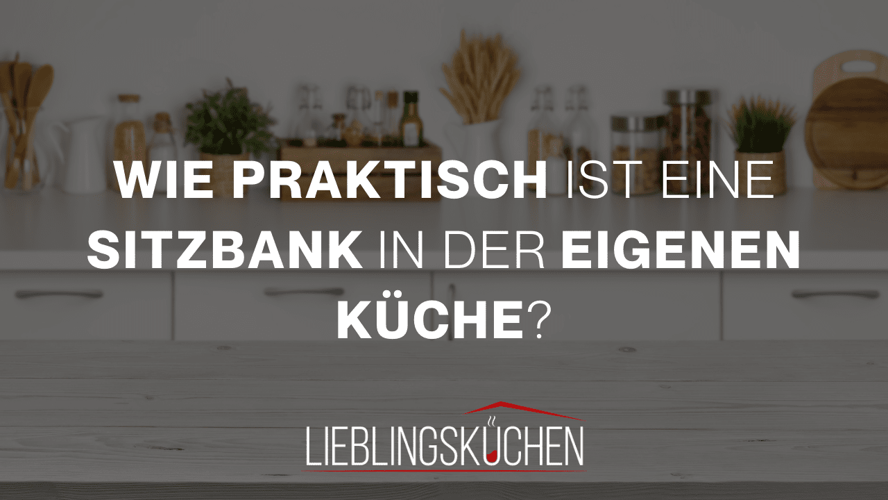 Küchenstudio Eine Küche mit den Worten „we pratik ist ein sitzbank in der eigenen kuche“.