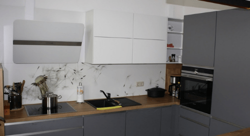 Küchenstudio Eine Küche mit Herd und Spüle.