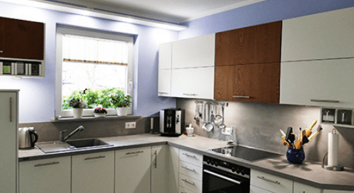 Küchenstudio Eine Küche mit Herd und Spüle.