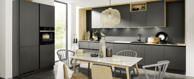 Küchenstudio Eine moderne Küche mit grauen Schränken und einem Holztisch.