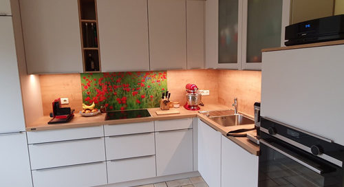 Küchenstudio Eine kleine Küche mit Herd und Backofen.