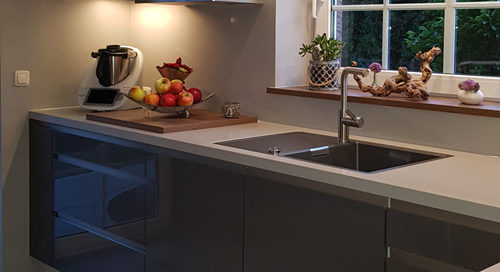 Küchenstudio Eine Küche mit Spüle und Fenster.