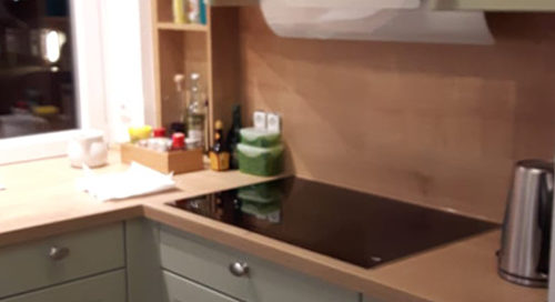 Küchenstudio Eine Küche mit grünen Schränken.