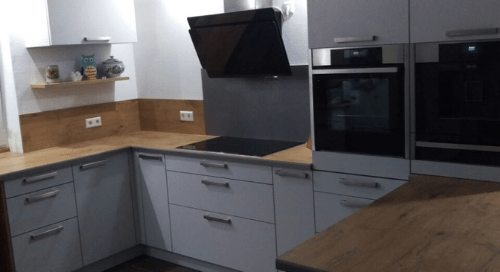 Küchenstudio Eine Küche mit Herd und Backofen.